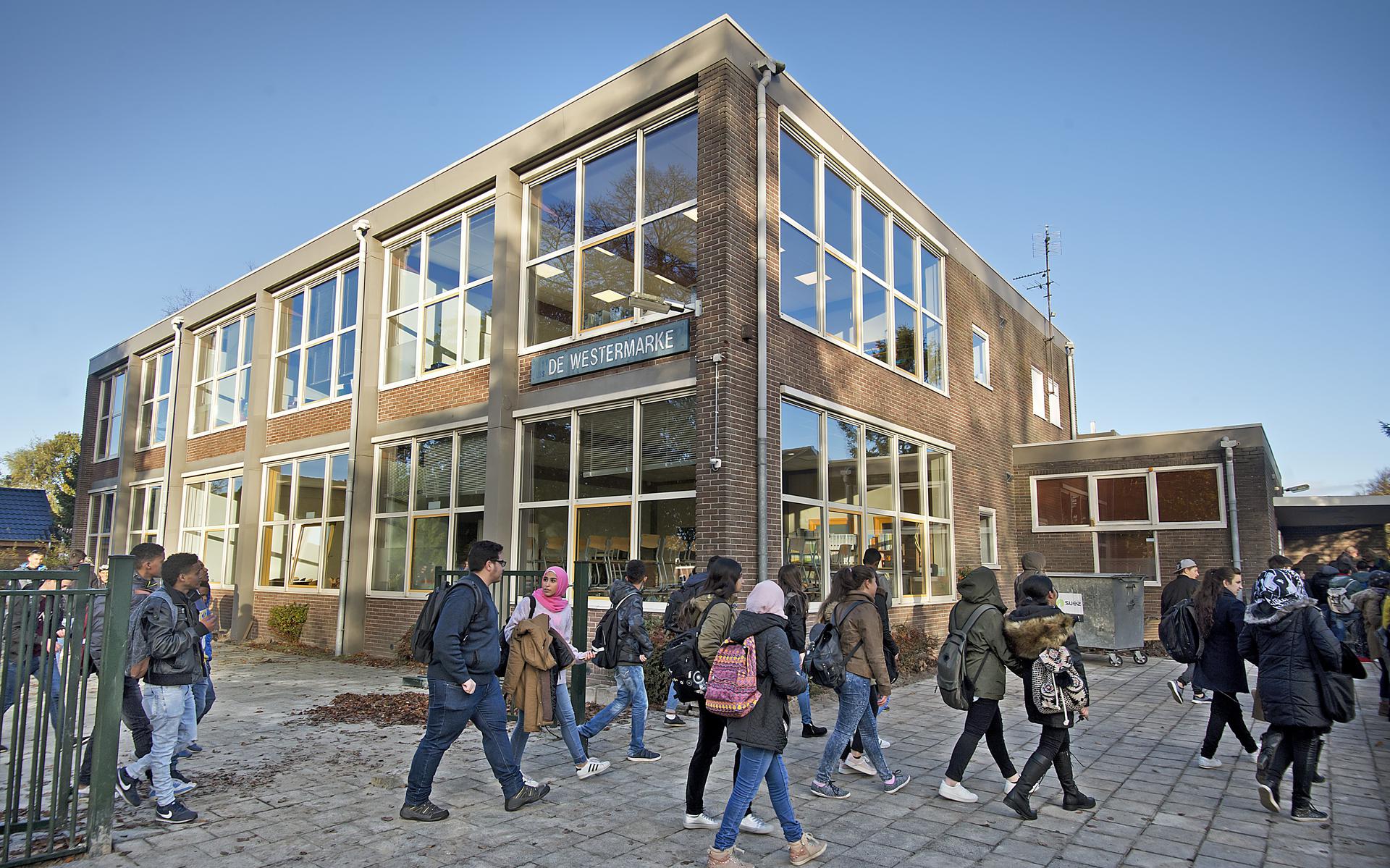 De zwaar verouderde Westermarke maakt plaats voor de nieuwe asielschool.