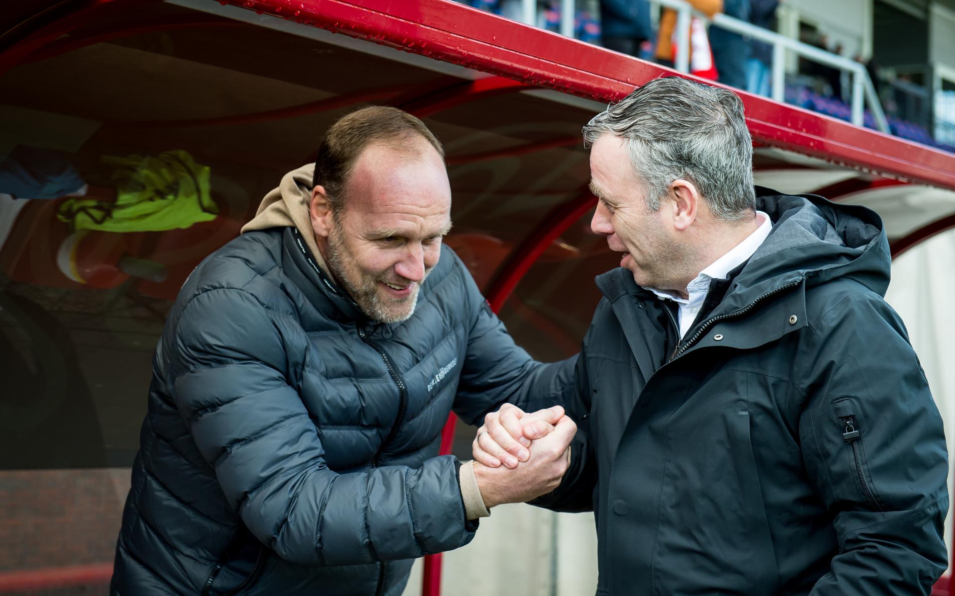 Dick Lukkien, coach van FC Emmen, en René Hake, coach van Go Ahead Eagles, begroeten elkaar voorafgaand aan de wedstrijd tussen beide club op De Oude Meerdijk in Emmen.