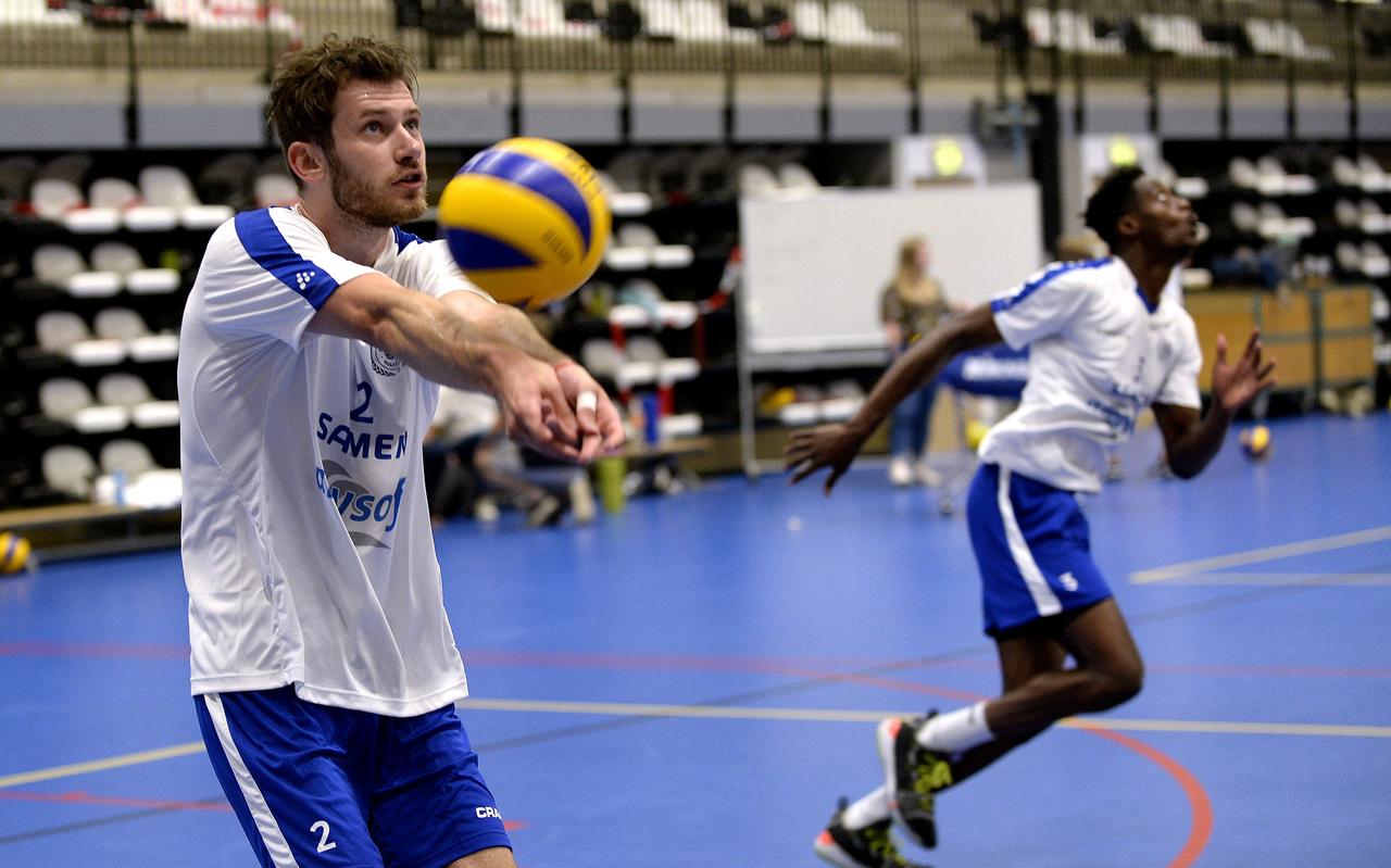 De Canadees Luke Herr met op de achtergrond zijn landgenoot Jerome Cross tijdens de eerste training. De Canadees Luke Herr met op de achtergrond zijn landgenoot Jerome Cross tijdens de eerste training.