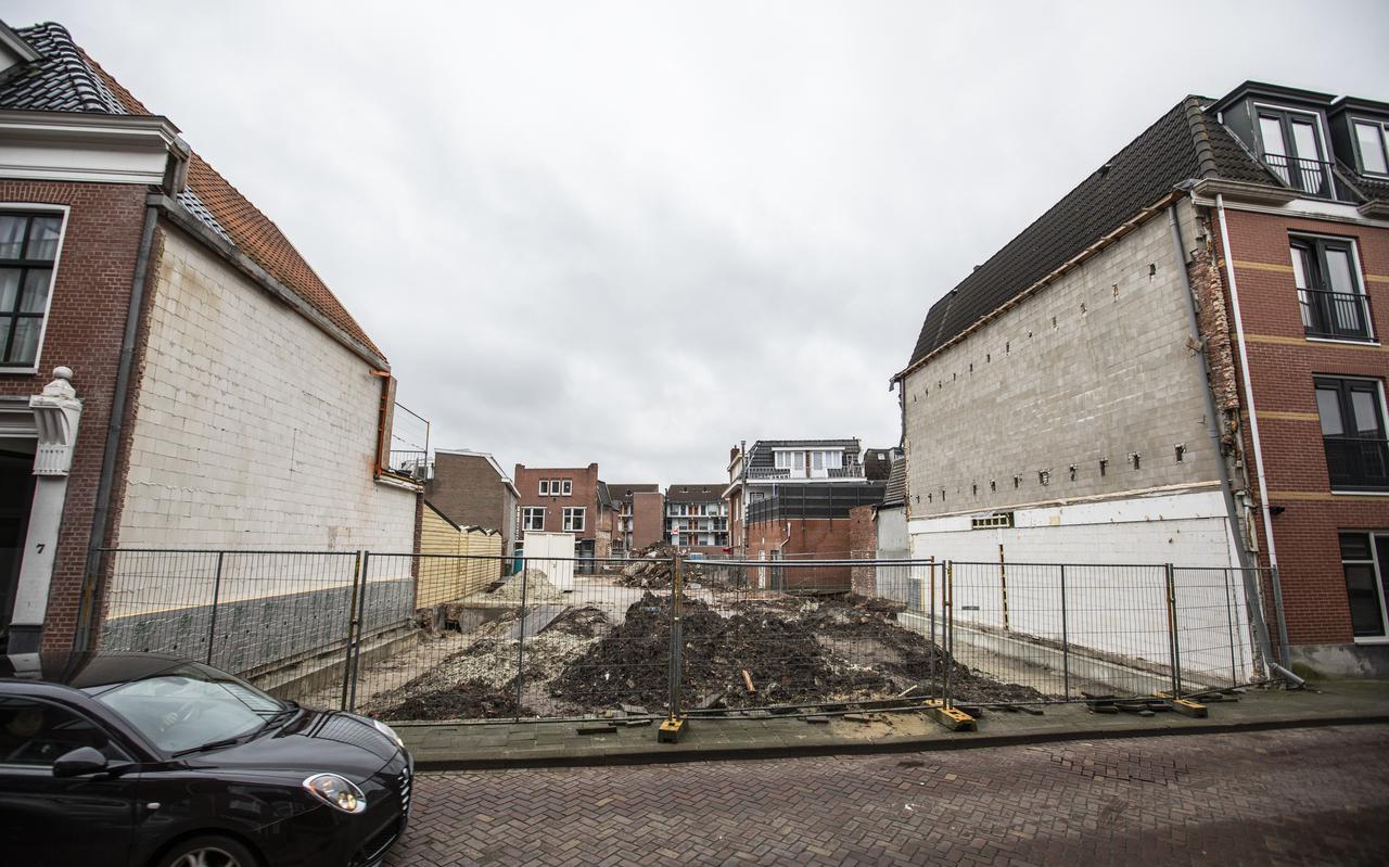 De instabiele woningen aan de Blijhamsterstraat in Winschoten stonden op instorten en zijn preventief gesloopt. Een aannemingsbedrijf heeft de fundering van de naastgelegen panden versterkt.
