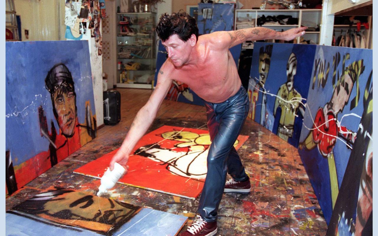 Herman Brood aan het werk in zijn atelier aan de Spuistraat in Amsterdam. Herman Brood aan het werk in zijn atelier aan de Spuistraat in Amsterdam.