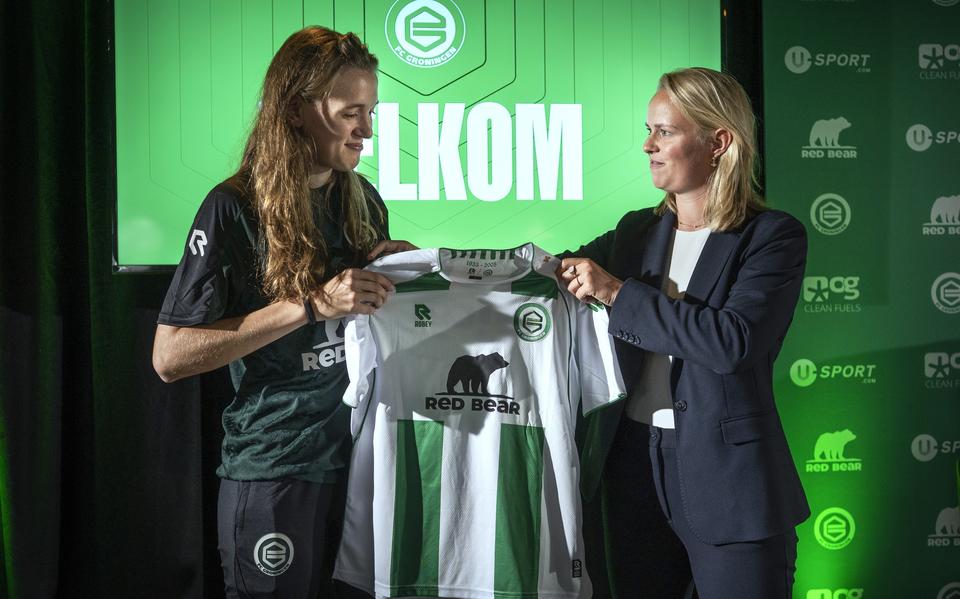 Speelster Minke Lalkens (links) krijgt symbolisch het shirt van FC Groningen Vrouwen 1 overhandigd van manager vrouwenvoetbal Henderika Kingma.