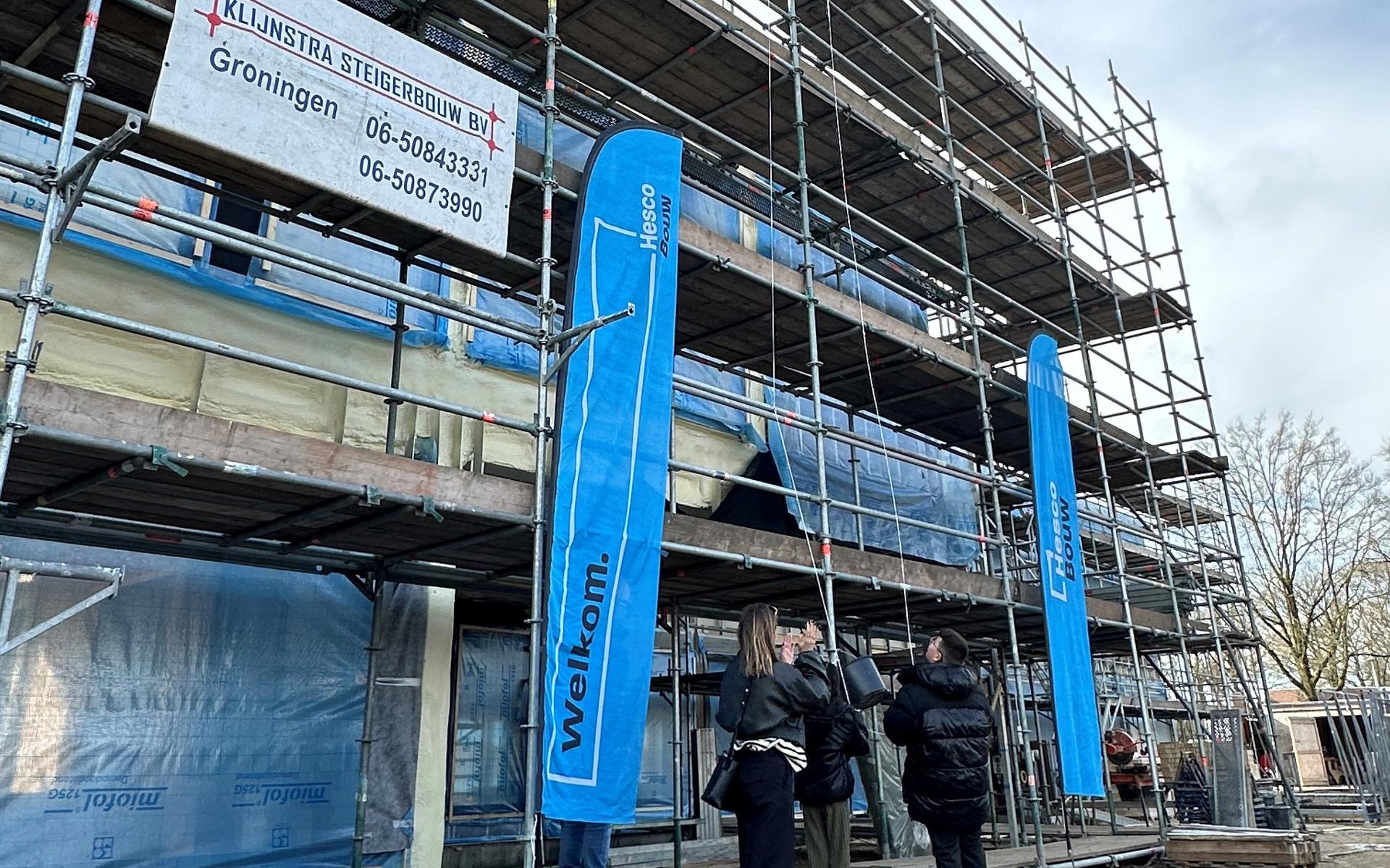Hoogste punt nieuwbouw kindcentrum Bargeres in Emmen bereikt. Schoolgebouw opent in januari 2025 zij