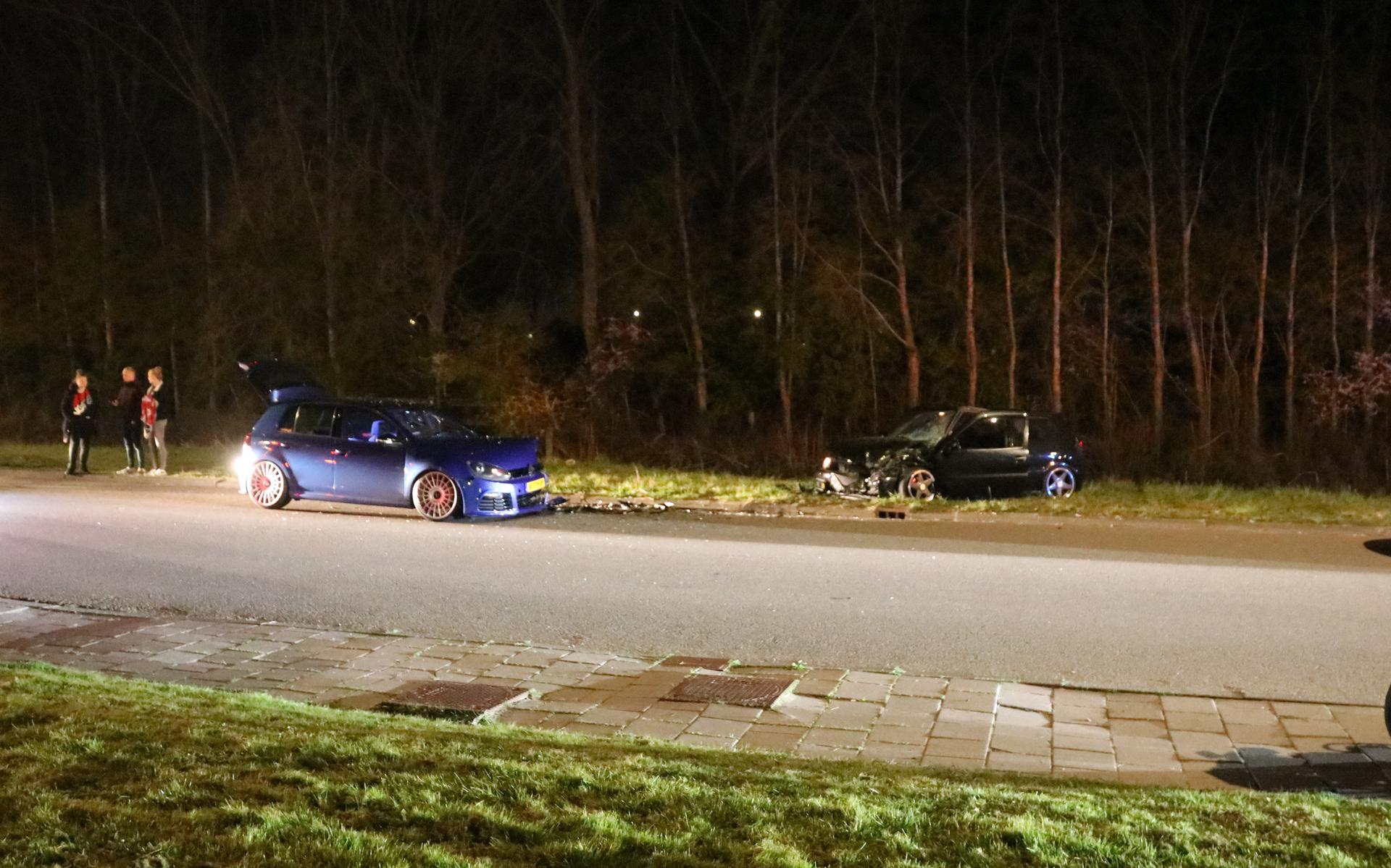 Pimped cars crash on Jeverweg in Groningen.  Two motorists from Friesland and passenger from Groningen to hospital