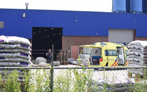 Een ambulance op het terrein van Kremer Zand en Grind in Emmen op de dag van het tragische bedrijfsongeval. Foto: De Vries Media.