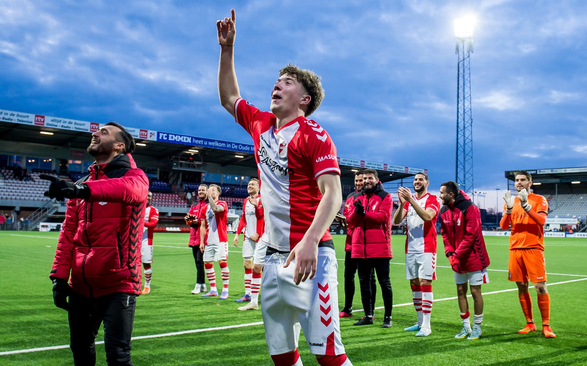 Ole Romeny viert feest met de supporters van FC Emmen na de zege op Excelsior Rotterdam. Op de achtergrond staan zijn teamgenoten, onder wie doelman Mickey van der Hart.