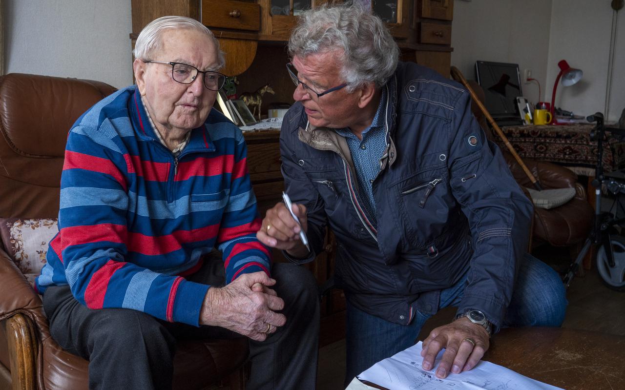 Jan Heeling (links) vertelt Bert Wessels over zijn belevenissen in de oorlog.