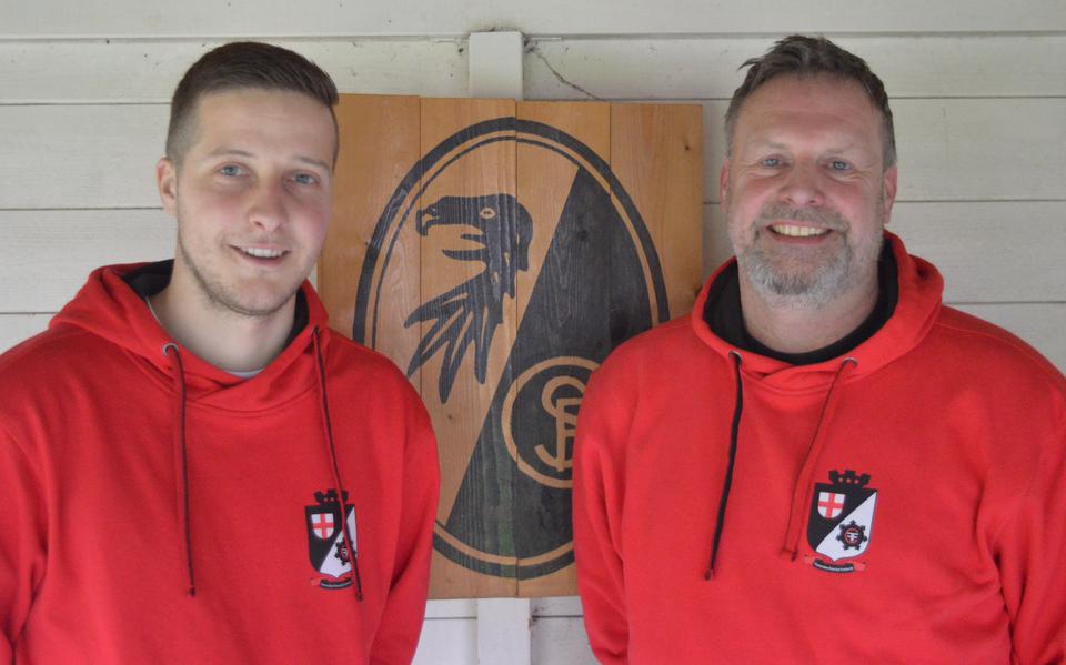 Dylan en zijn oom Eric Ekkelenkamp zijn trotse Coevorder fans van SC Freiburg.