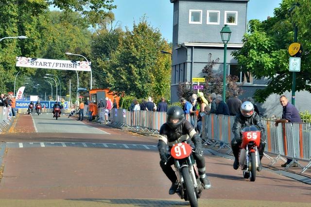 Hooghalen staat stil bij TT met monument, expositie en als klap op de vuurpijl een classic demorace