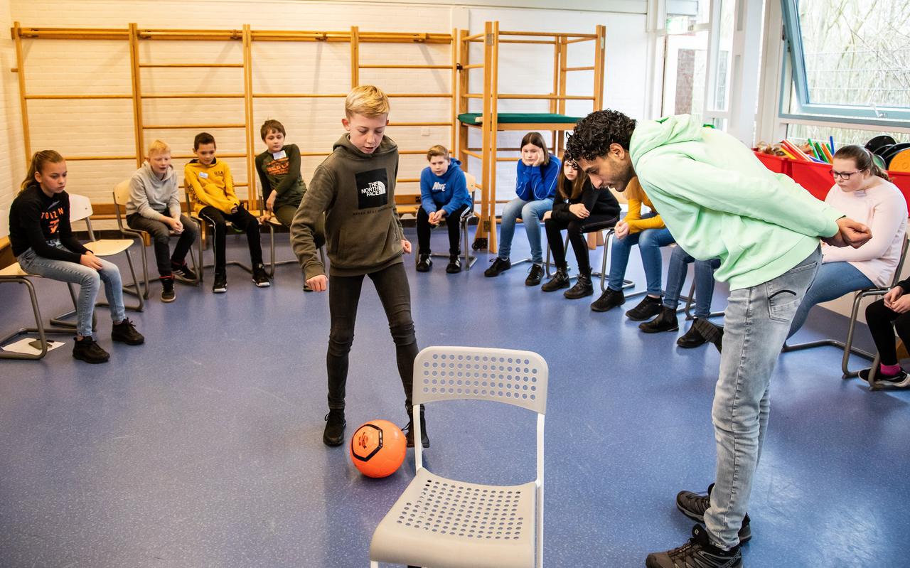 Leerlingen van groep 8 van de Waterlelie in Winschoten kregen les van Soufiane Touzani, een bekende straatvoetballer. Foto: Huisman Media - 14KM