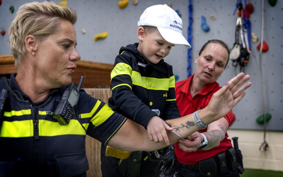 Jenoah wordt geholpen door docent Arianne (rood shirt) bij de arrestatie van Ingrid, die de boef speelt.