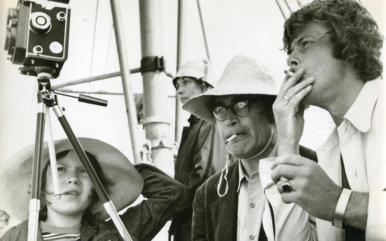 Godfried Bomans, Willem Ruis met Bomans' dochter Eva en vrouw Pietsie op het schip naar Rottumerplaat. Godfried Bomans, Willem Ruis met Bomans' dochter Eva en vrouw Pietsie op het schip naar Rottumerplaat.