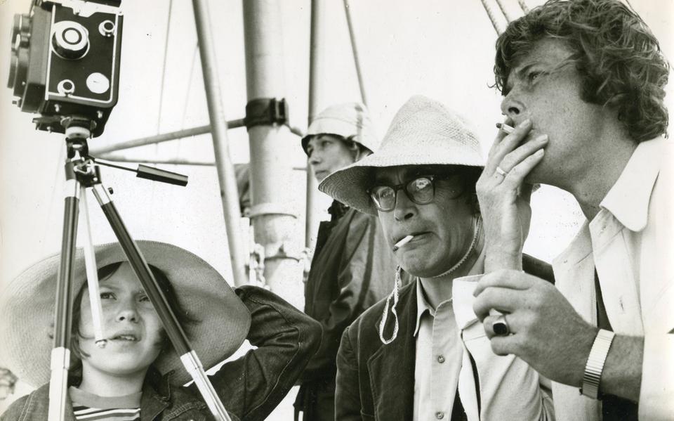 Godfried Bomans, Willem Ruis met Bomans' dochter Eva en vrouw Pietsie op het schip naar Rottumerplaat. 