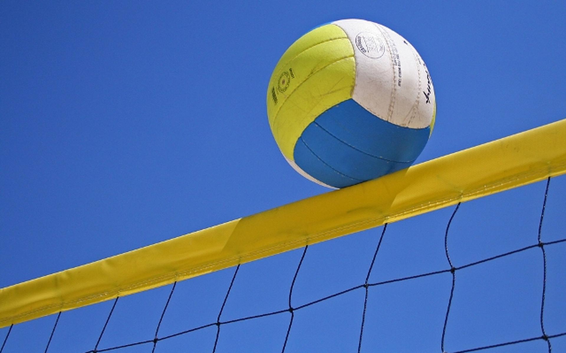 Twee sportieve evenementen op één dag. Het Bovensmilde Open Beachvolleybaltoernooi is gelijktijdig m