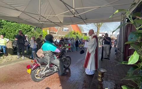Pastor Wielens zegent voor het eerst de motorrijders van Motor Toerclub Barger-Oosterveld
