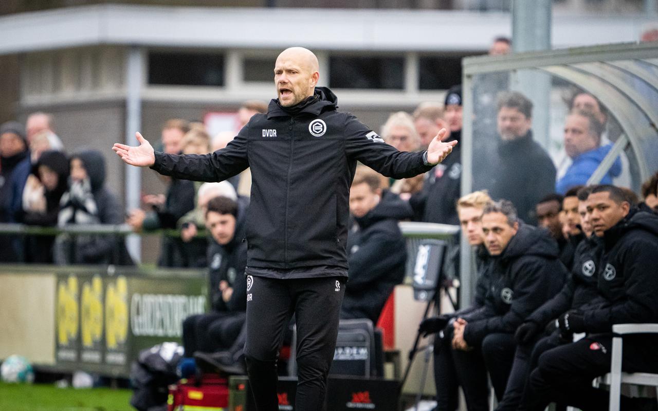 Dennis van der Ree windt zich op tijdens de wedstrijd van zijn FC Groningen tegen Almere City, dat uiteindelijk met 2-0 wordt verloren. Dennis van der Ree windt zich op tijdens de wedstrijd van zijn FC Groningen tegen Almere City, dat uiteindelijk met 2-0 wordt verloren.