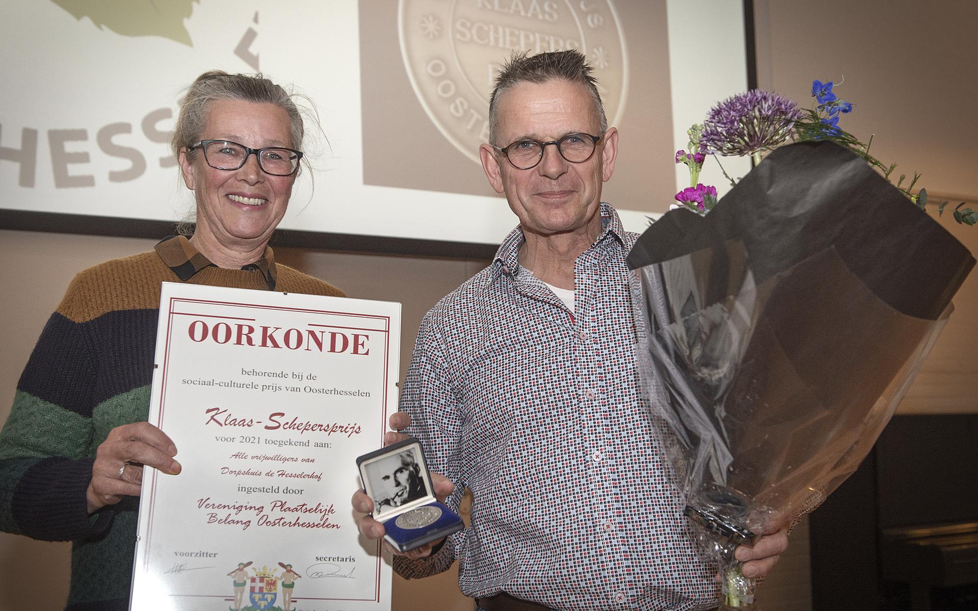 Jurylid Alexandra van Zeeland en voorzitter Jan Schepers van het dorpshuis.