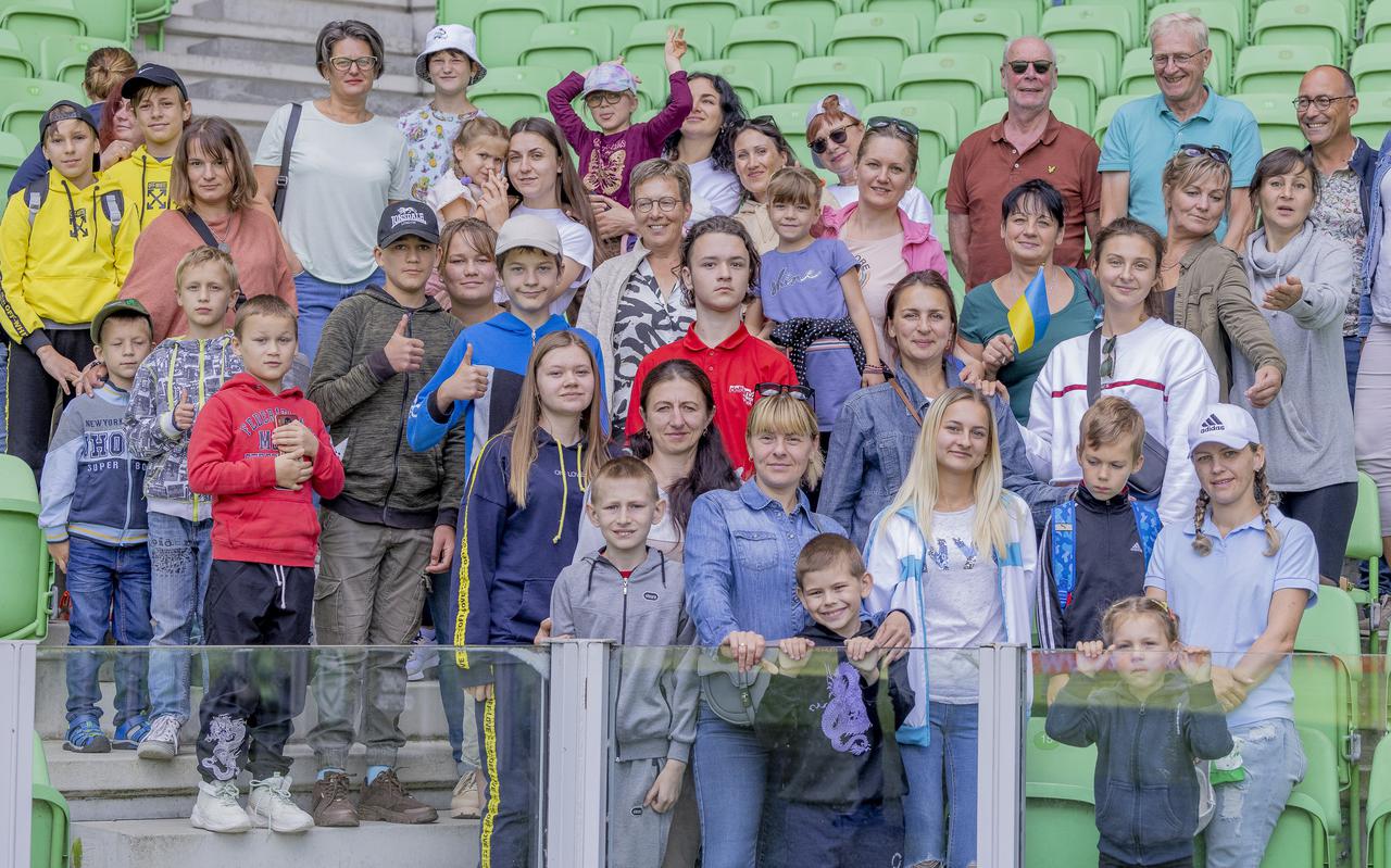 Zo'n zestig Oekraïense vluchtelingen uit Papenvoort bezochten op uitnodiging van FC Groningen de wedstrijd tegen FC Volendam.