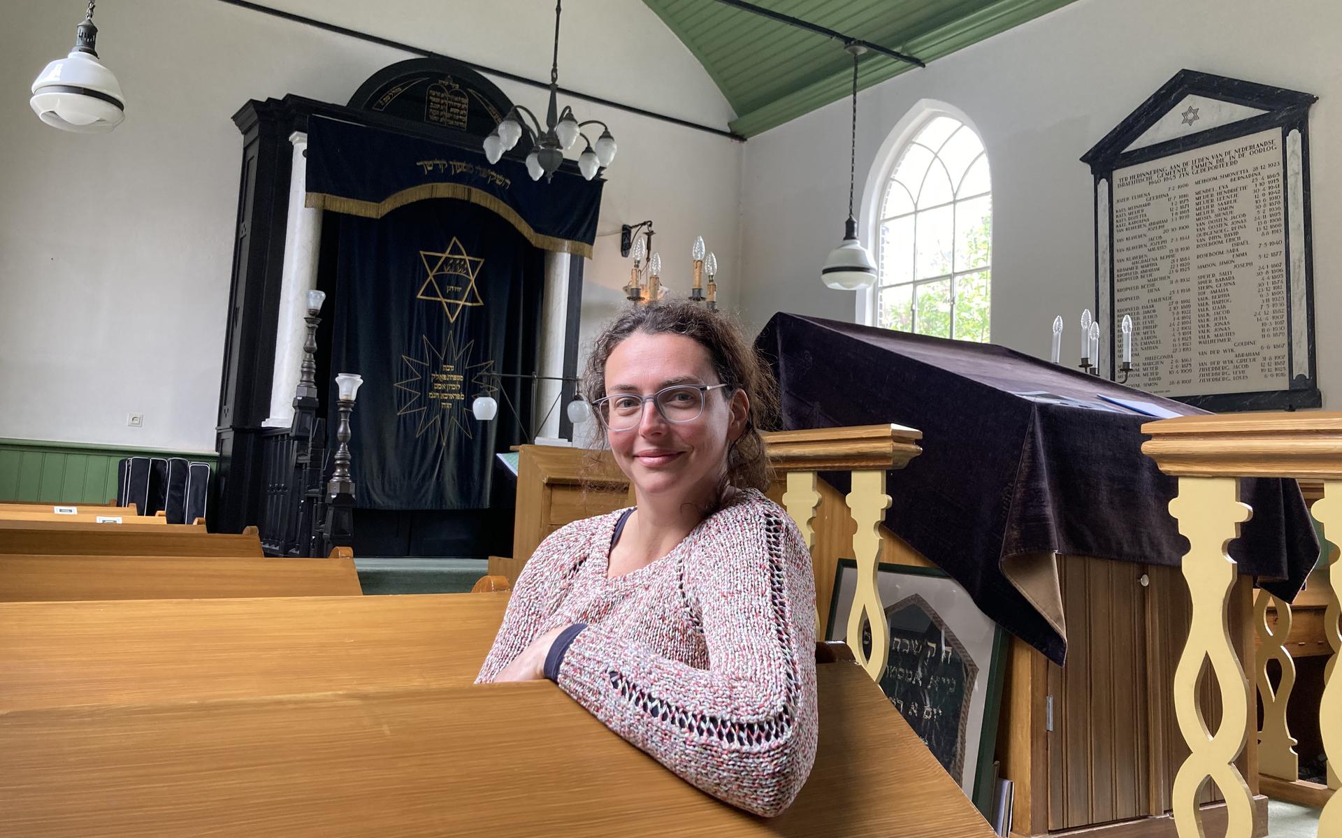 Sharon Mulder van stichting Sjemmesj in de synagoge aan de Julianastraat. 'De samenkomst is belangrijk. Samen luisteren naar de verhalen en na afloop met elkaar daarover praten.'
