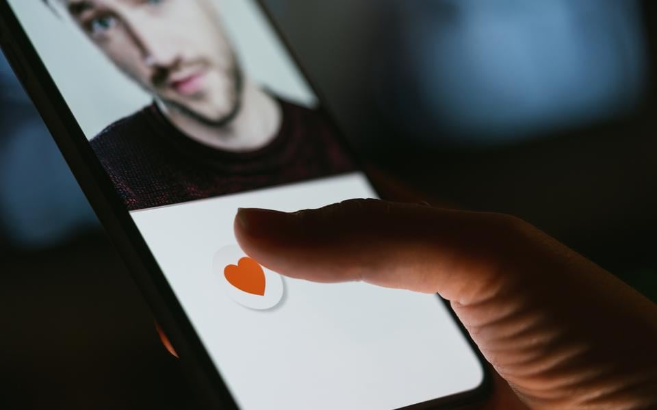 Datingfraude via een smartphone. Afbeelding ter illustratie.