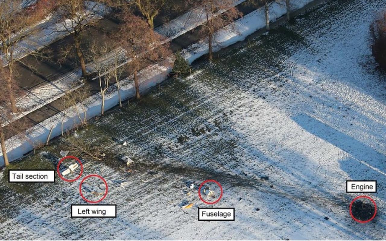 Het weiland in Kornhorn met brokstukken van het neergestorte toestel. Het weiland in Kornhorn met brokstukken van het neergestorte toestel.