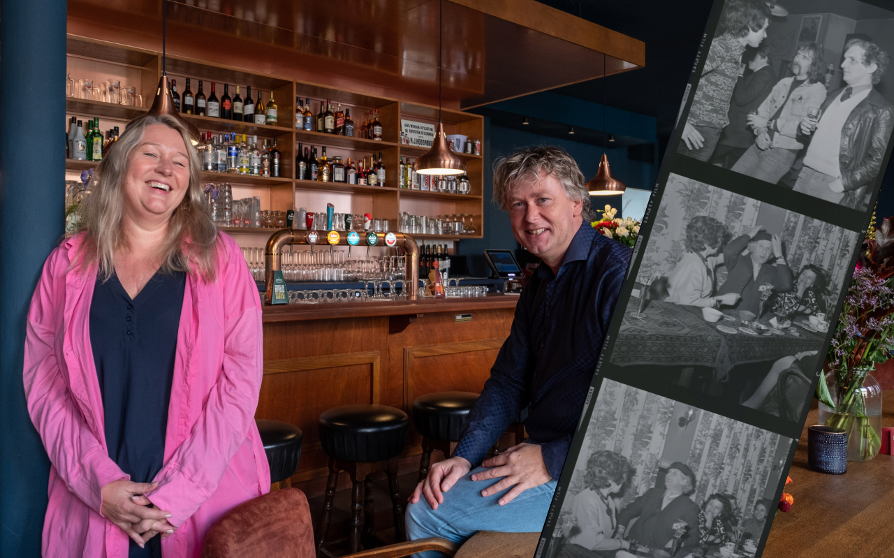 Erik Kremer en Hera Dekker bij de historische stamtafel van café De Burcht. Bewerking met archiefbeeld van een borrel in het café in 1975 (Persfotobureau D. van der Veen). Erik Kremer en Hera Dekker bij de historische stamtafel van café De Burcht. Bewerking met archiefbeeld van een borrel in het café in 1975 (Persfotobureau D. van der Veen).