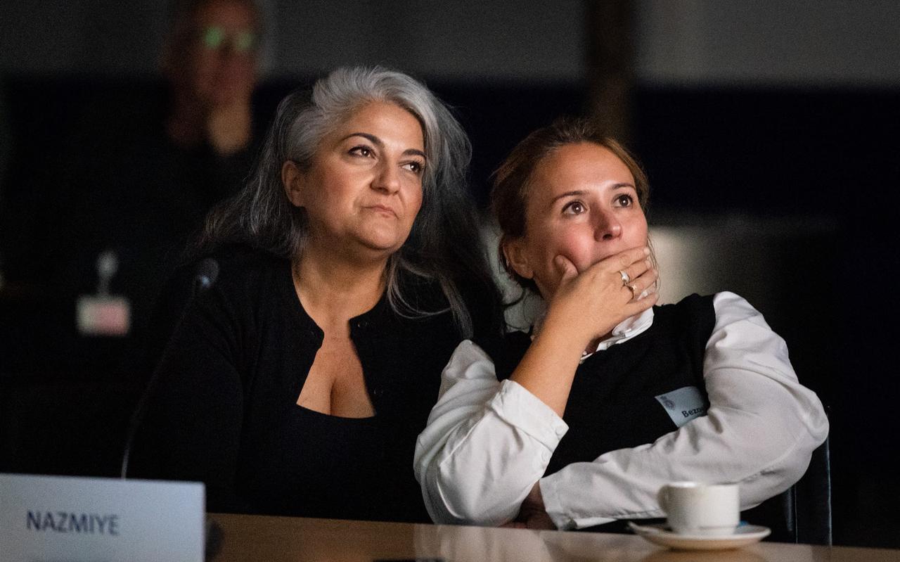 Gedupeerden van de toeslagenaffaire kijken naar de vertoning van de documentaire Alleen tegen de Staat in de Tweede Kamer. Gedupeerden van de toeslagenaffaire kijken naar de vertoning van de documentaire Alleen tegen de Staat in de Tweede Kamer.