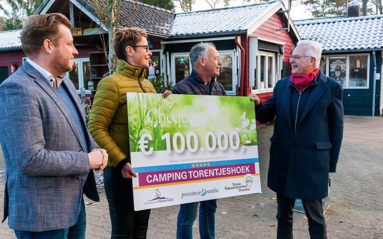 In het midden campingeigenaren Diane van Leeuwen en Jurgen Weenink, links wethouder Jacob Boonstra en rechts Henk van de Boer. In het midden campingeigenaren Diane van Leeuwen en Jurgen Weenink, links wethouder Jacob Boonstra en rechts Henk van de Boer.
