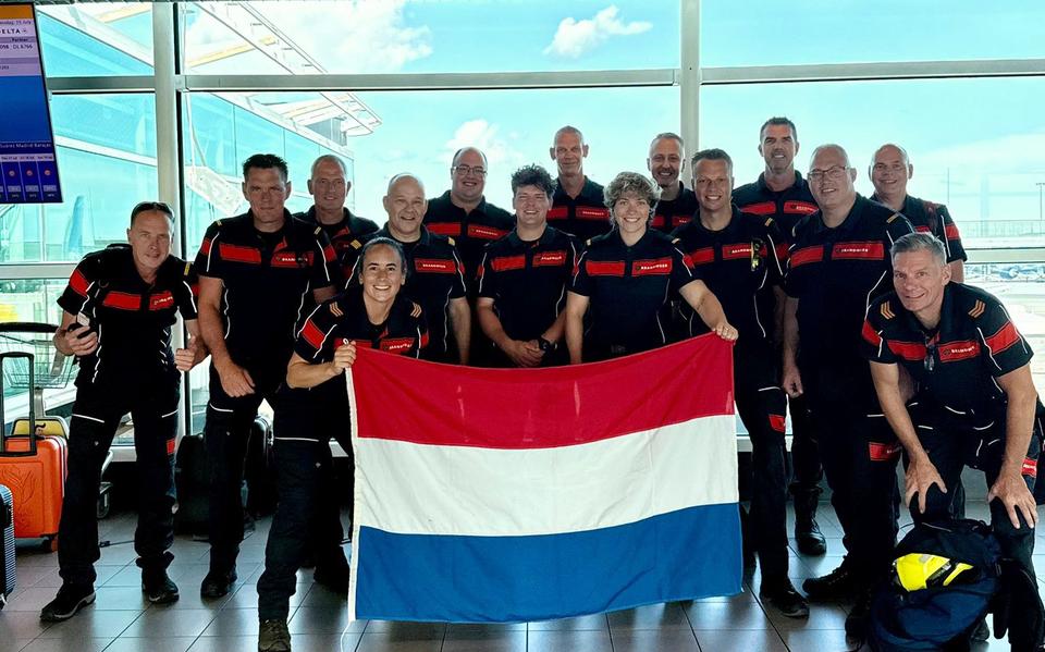 De brandweermannen die naar Spanje gaan op Schiphol met helemaal links Erwin ten Oever uit Ruinen.