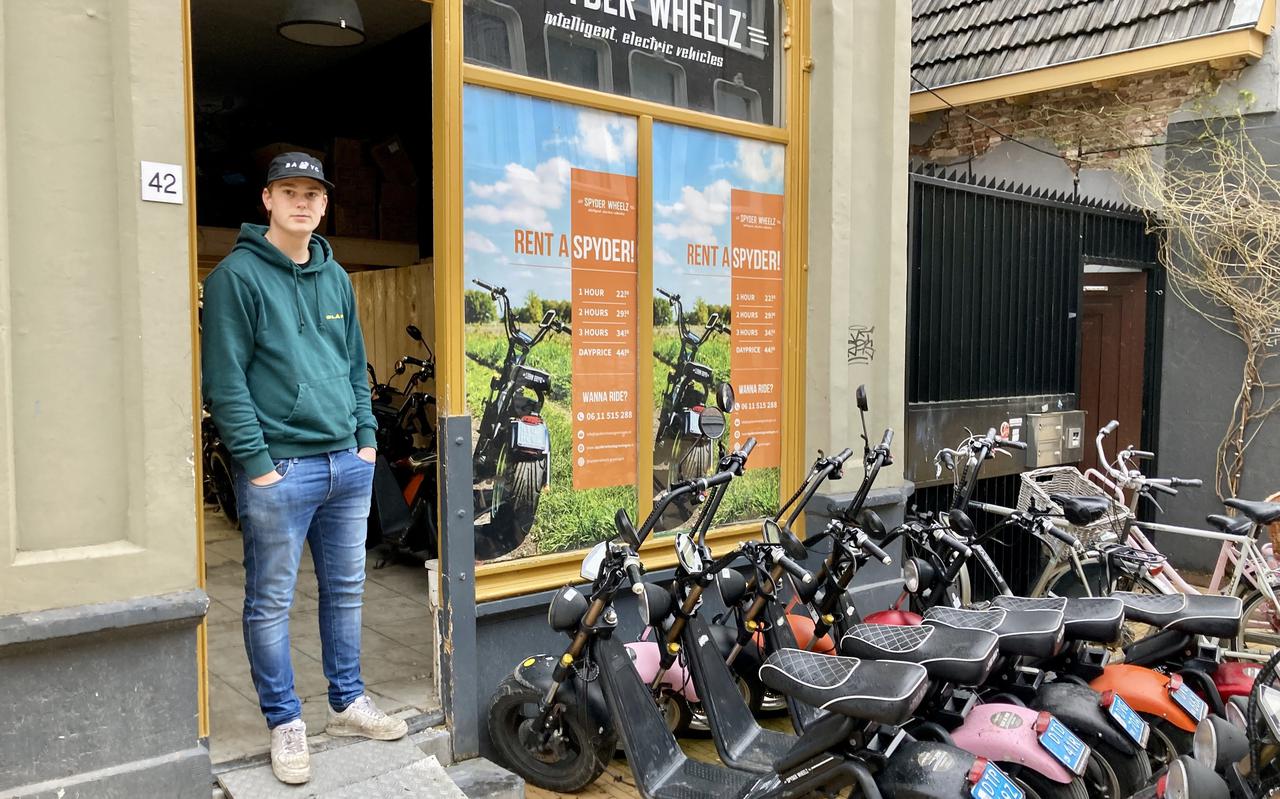 Merijn kijkt naar de e-choppers van Spyder Wheels in Groningen waar je nu óók een helm op moet. Zijn baas heeft daarom nieuwe e-fatbikes besteld.