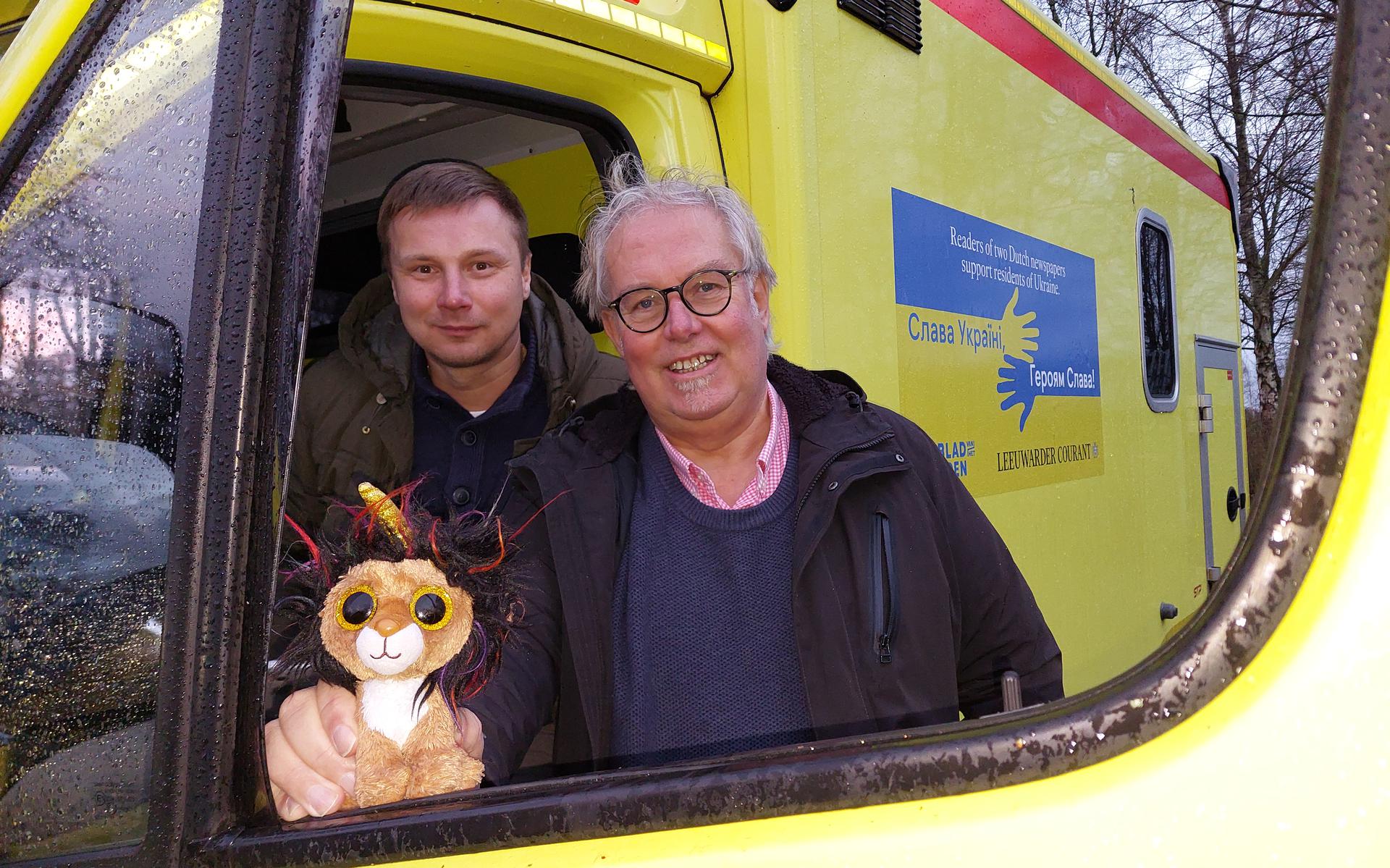 Nico de Borst (r) en Andrew Artemenko (l) met de ambulance die dankzij donaties van lezers van het DVHN en LC gekocht werd. 
