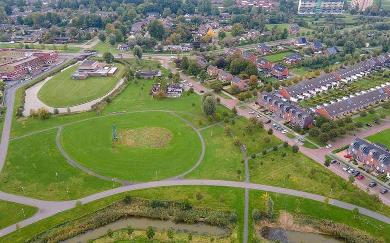 Het 'park' is nu vooral een kale grasvlakte. Milou van der Heide heeft andere plannen: van een pluktuin tot een dicht bosperceel. Het 'park' is nu vooral een kale grasvlakte. Milou van der Heide heeft andere plannen: van een pluktuin tot een dicht bosperceel.
