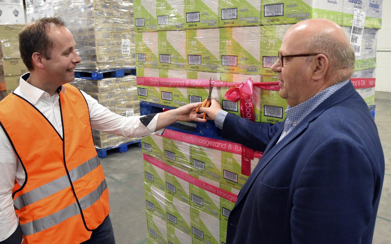 Jaap Borg (rechts) in betere tijden bij een werkbezoek bij Essity in Hoogezand. Jaap Borg (rechts) in betere tijden bij een werkbezoek bij Essity in Hoogezand.