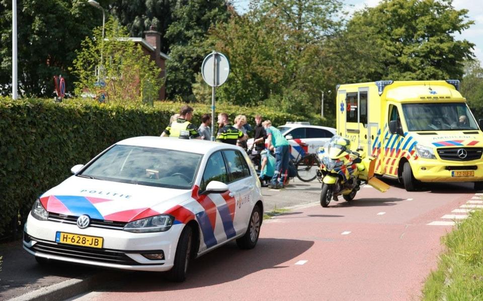 Fietser naar ziekenhuis na aanrijding met auto in Haren. Fietser naar ziekenhuis na aanrijding met auto in Haren.