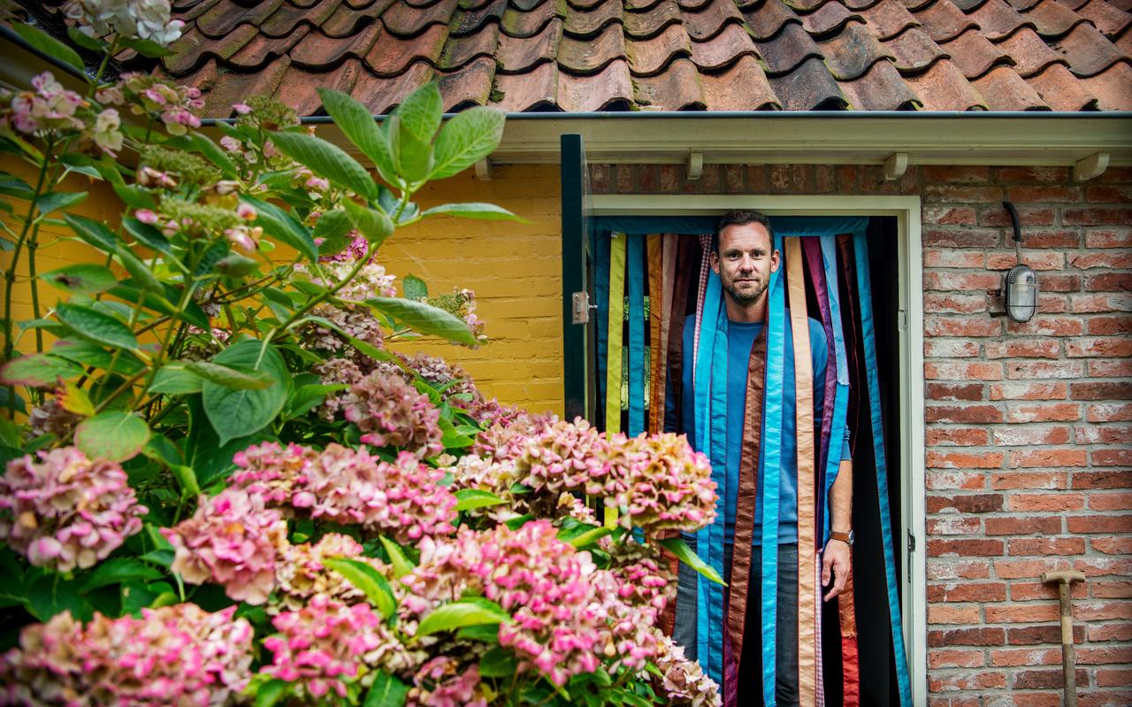 Niels Posthumus, oud-Zuid-Afrikacorrespondent en toekomstig correspondent Verenigd Koninkrijk, in en bij zijn ouderlijk huis in Zuidhorn (ook zijn geboortehuis). Niels Posthumus, oud-Zuid-Afrikacorrespondent en toekomstig correspondent Verenigd Koninkrijk, in en bij zijn ouderlijk huis in Zuidhorn (ook zijn geboortehuis).