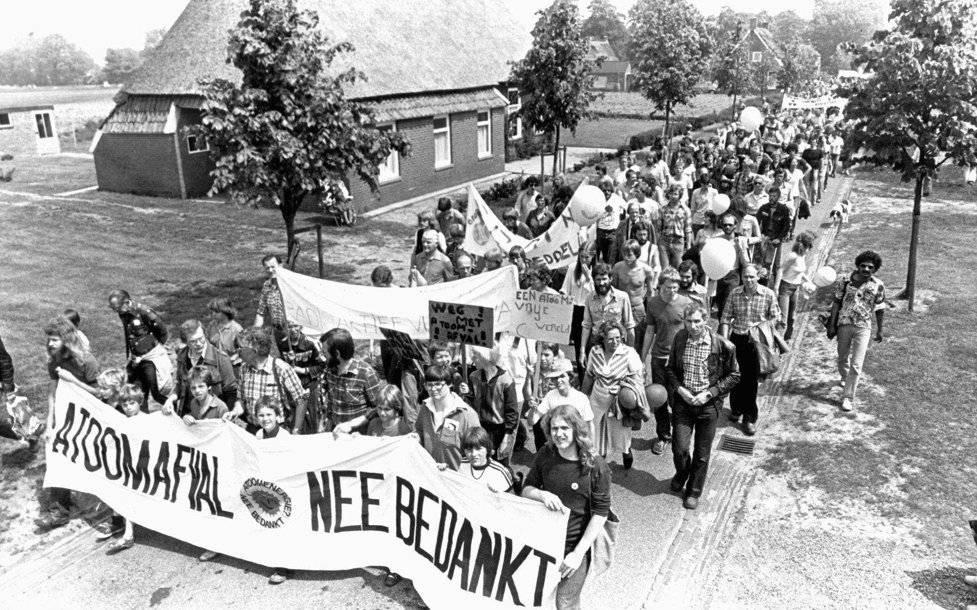 Duizenden mensen demonstreerden in juni 1979 in Gasselte tegen de opslag van kernafval. 