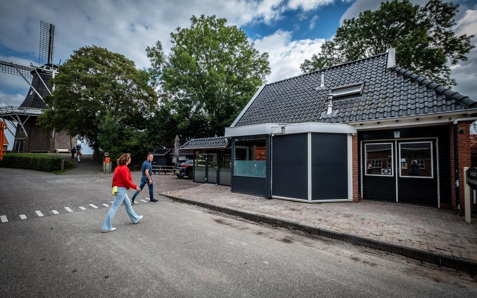 Rita en Douwe Drijfhout hebben het dorpscafé 't Woaterbörgje gekocht.
