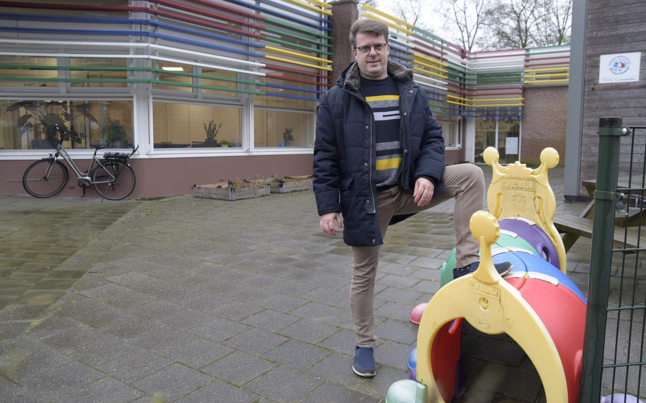 Arjan van Gelderen bij de mooi gerenoveerde basisschool IKC Harm Smeenge.