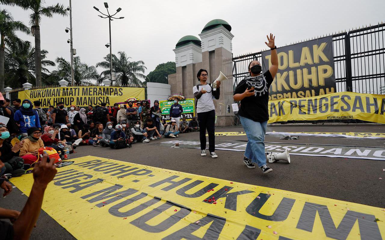 Voor het parlementsgebouw in Jakarta wordt geprotesteerd tegen de wetswijzigingen.