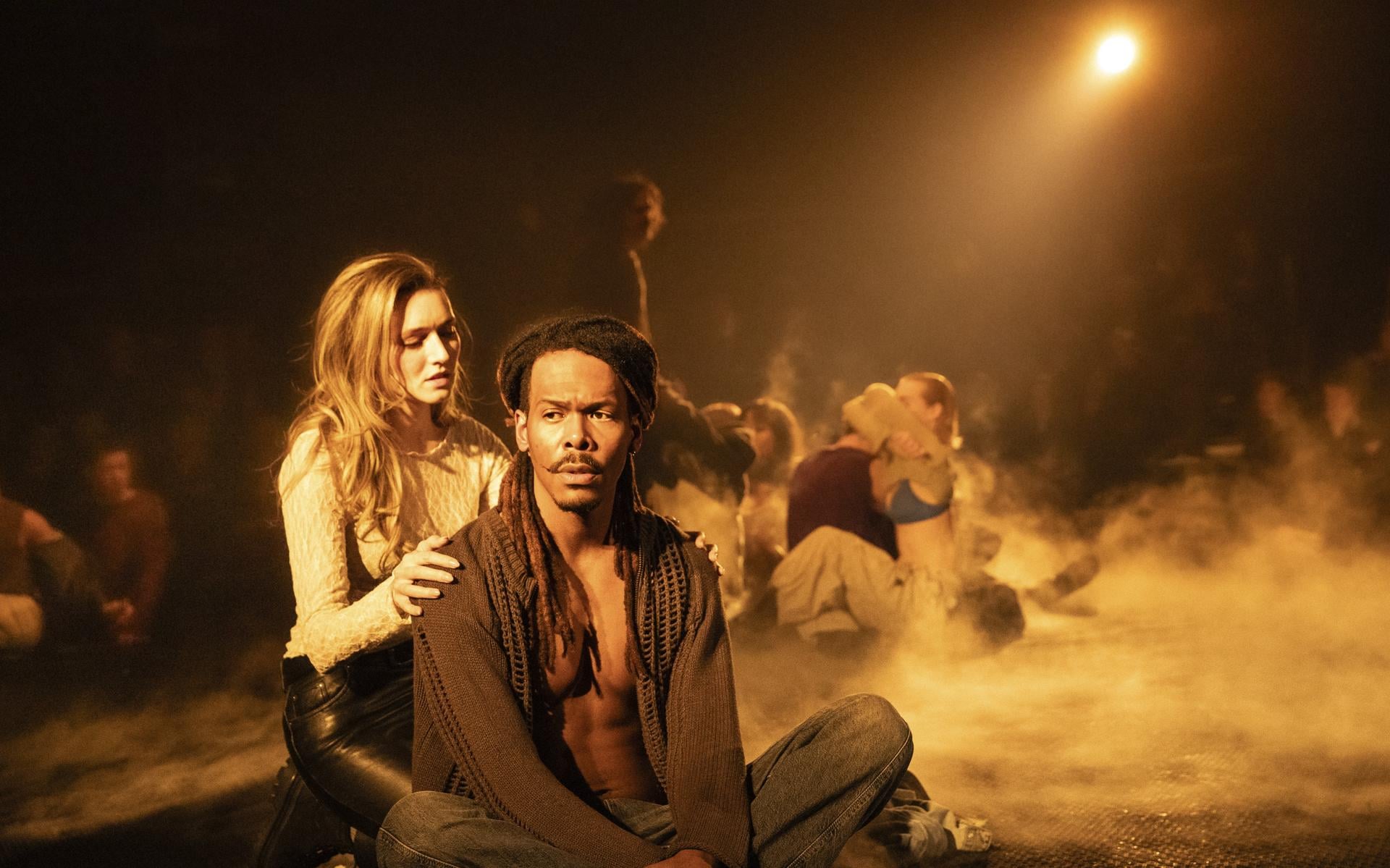 Jeangu Macrooy zingt het hart uit zijn lijf en is een openbaring in