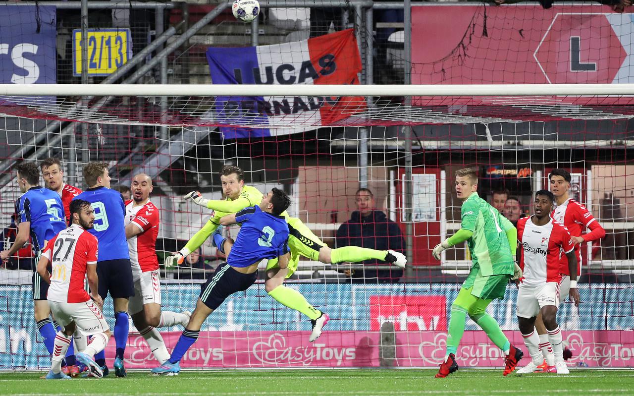 Michael Brouwer brengt in de slotfase redding op een inzet van Jong Ajax. De doelman van FC Emmen speelde opnieuw een uitstekende wedstrijd en werd gekroond tot man van de wedstrijd.