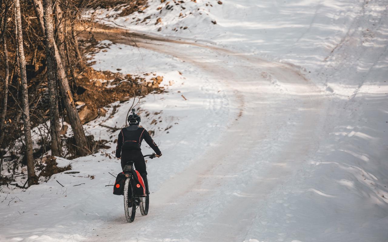 Op een elektrische fiets door de sneeuw. De batterij houdt niet van extreme kou.