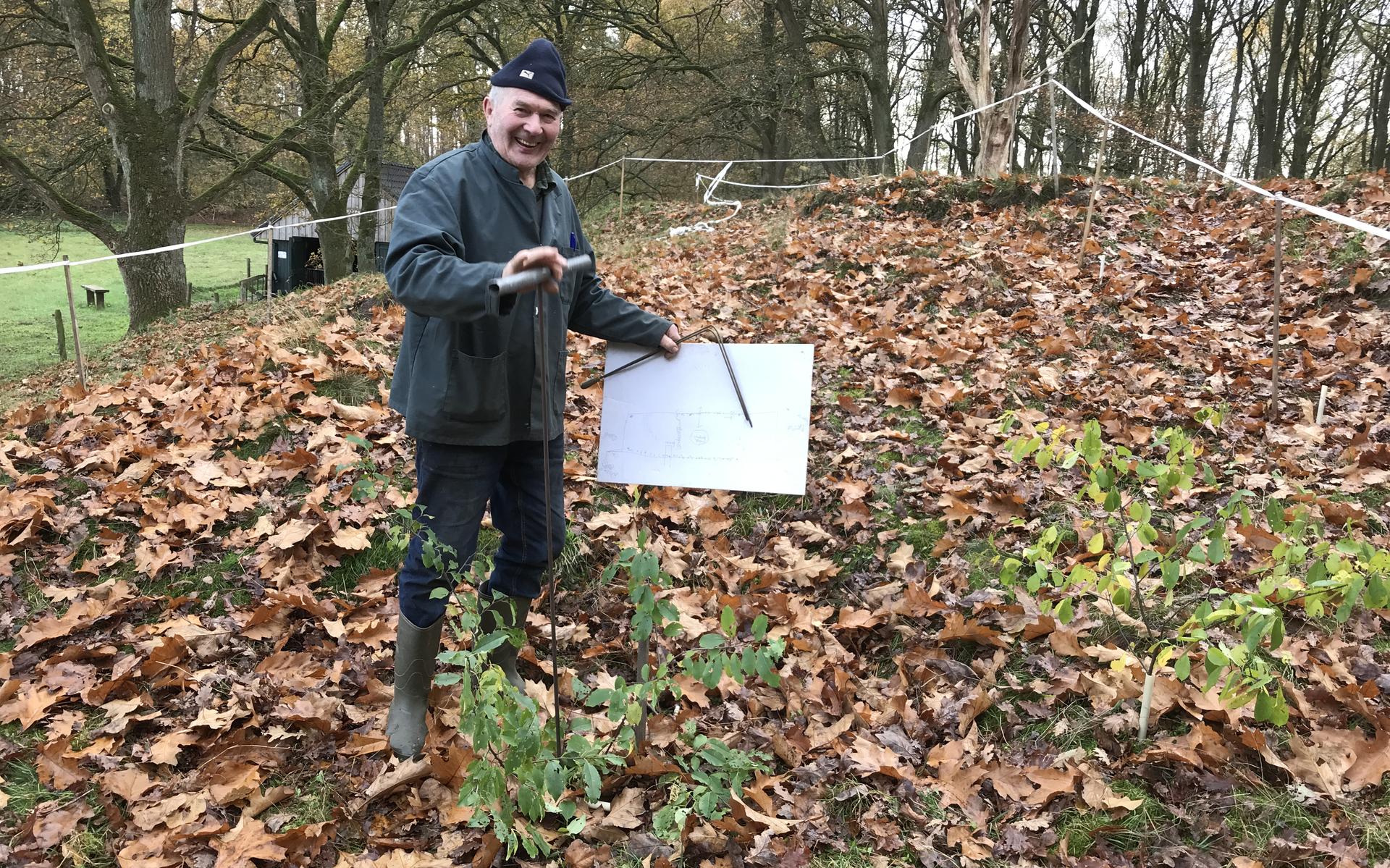 Lammert Hingstman op de plek waaronder volgens hem een hunebed ligt.