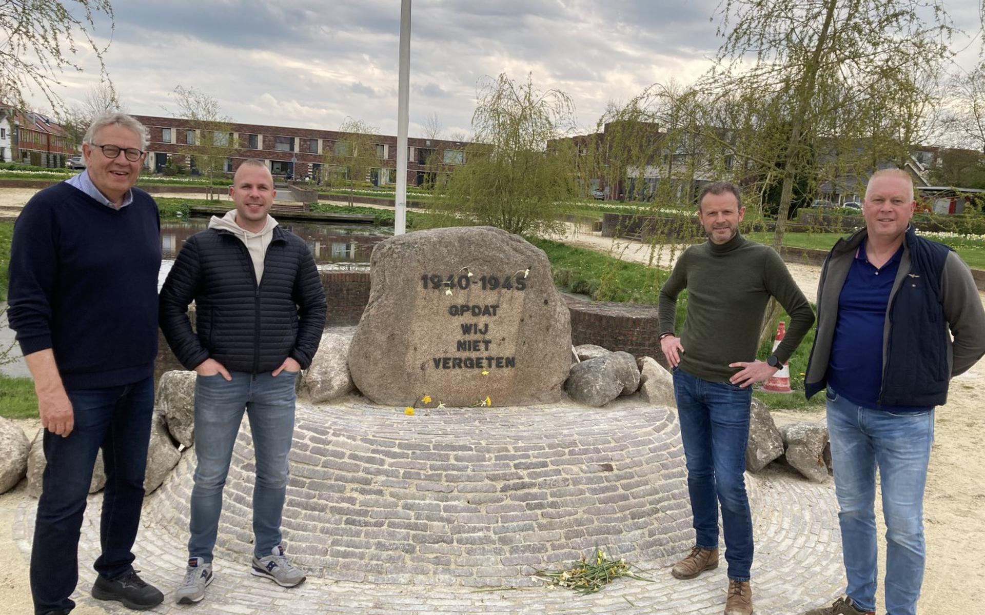 Het herdenkingsmonument op de nieuwe plek in het Wilhelminapark in Zuidhorn met de comitéleden (vlnr) Rolf Eikenhout, Mark van der Mark, Harmen Boeijenk en Marco Janssen.