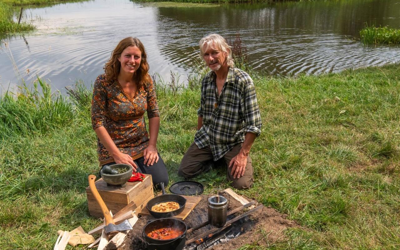 Leah Groenewegen en Tim Horneman geven een les in het vinden van eetbare wilde planten. Leah Groenewegen en Tim Horneman geven een les in het vinden van eetbare wilde planten.