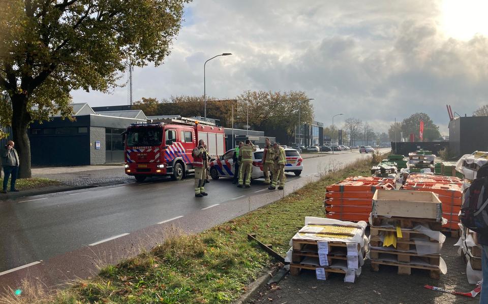 De Kapitein Nemostraat in Emmen is afgesloten na een gaslek.