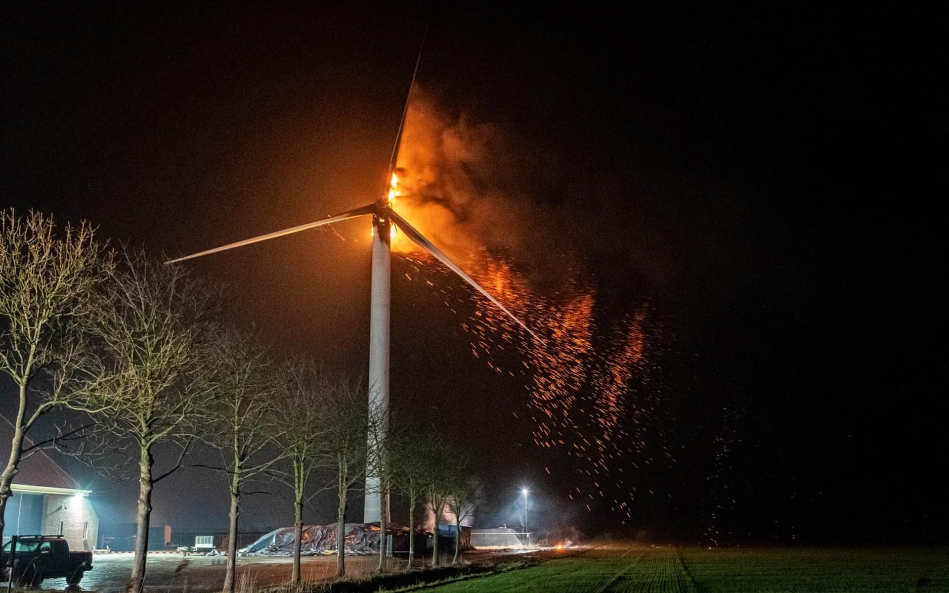 Brand verwoest windmolen in Emmapolder bij Uithuizen - Dagblad van het Noorden