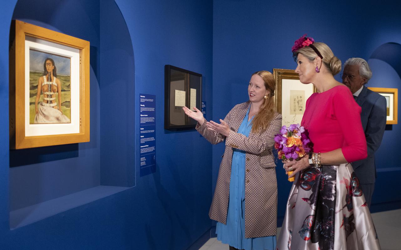 Koningin Máxima bij de opening van de tentoonstelling Viva la Frida! - Life and art of Frida Kahlo met conservator Annemiek Rens en Harry Tupan, algemeen directeur Drents Museum. 
