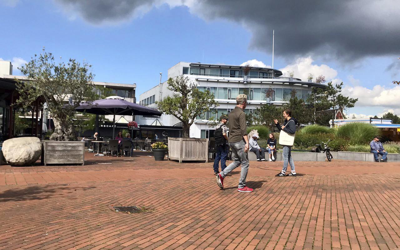 Het Raadhuisplein in Haren, met op de achtergrond het vroegere gemeentehuis. Het Burgercomité heeft drie jaar na de fusie met Groningen en Ten Boer nieuwe hoop in zijn strijd tegen het herindelingsbesluit. Het Raadhuisplein in Haren, met op de achtergrond het vroegere gemeentehuis. Het Burgercomité heeft drie jaar na de fusie met Groningen en Ten Boer nieuwe hoop in zijn strijd tegen het herindelingsbesluit.