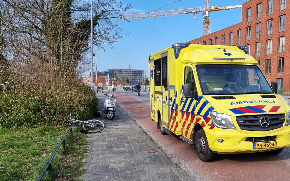 Fietsster naar ziekenhuis na aanrijding met auto op Paterswoldseweg in Groningen.